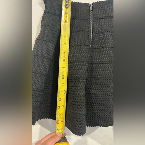 Devin adorable black skirt - Picture 10 of 10